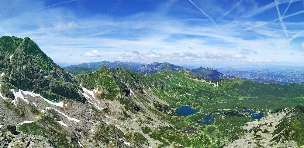 高山春季全景。塔特拉山脉景观。绿色的Gasienicowa山谷景观