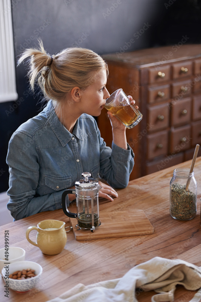 泡一些凉茶。一个年轻女人在喝凉茶。