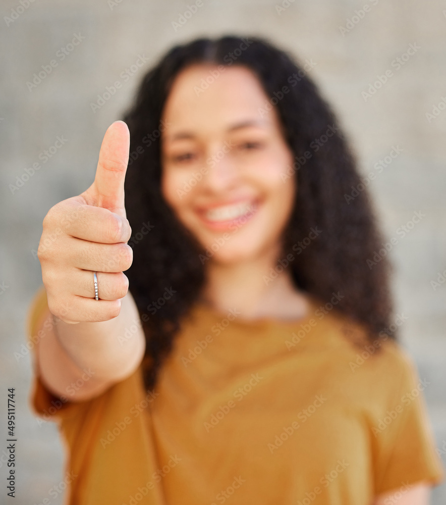 别忘了点赞。一张年轻女子站在外面竖起大拇指的照片。