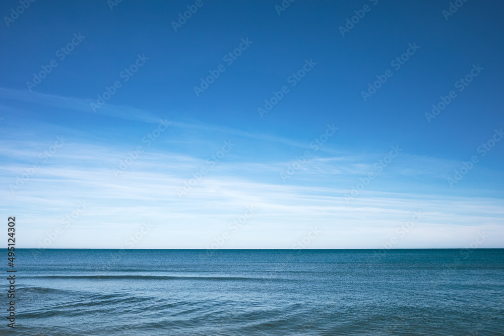 平静的海景，平静的大海和蔚蓝的天空