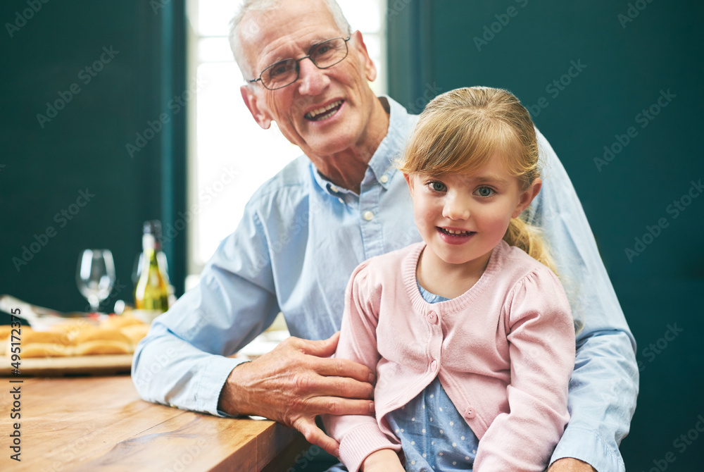 家里最年长和最年轻的。一个快乐的老人和他的小孙女的画像