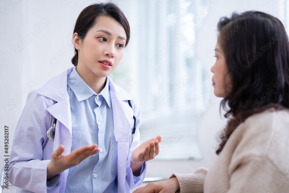 亚洲女医生在家检查一名老年妇女