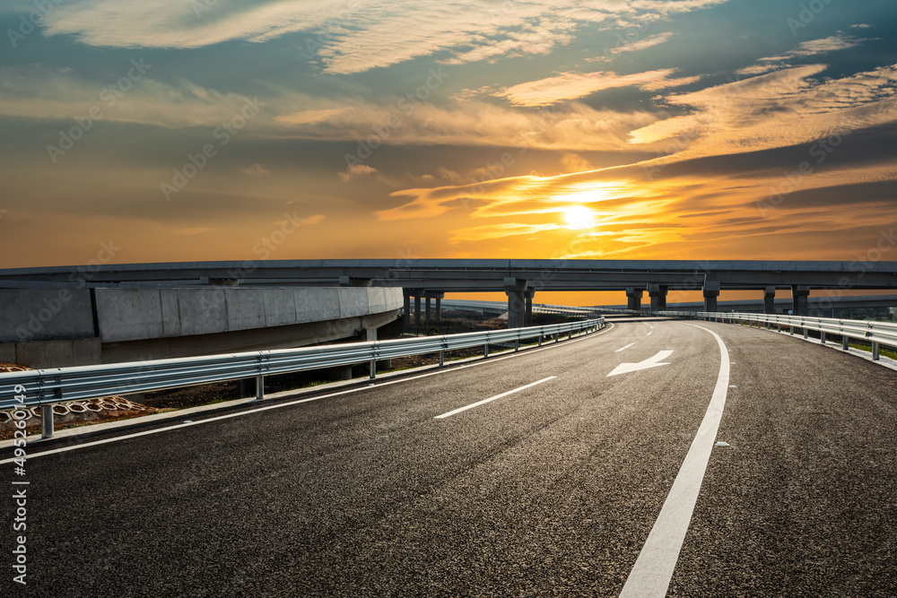 日落时的沥青公路和美丽的天空云景观。道路和天空云背景。