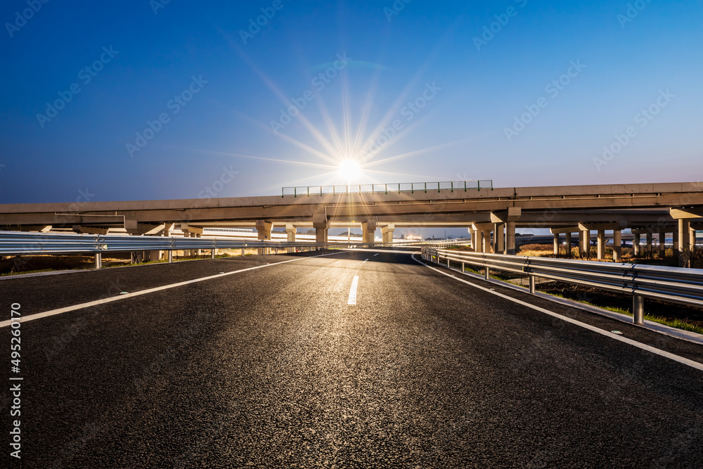 夜间有路灯的沥青公路和桥梁