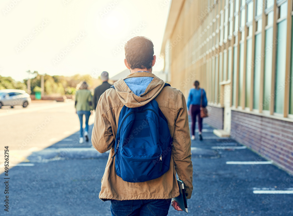 在我去上课的路上。一名大学生在课间校园里被拍到。