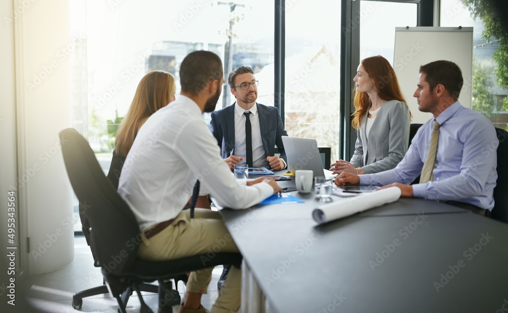 把他们的想法摆到桌面上。会议上商人的裁剪镜头。