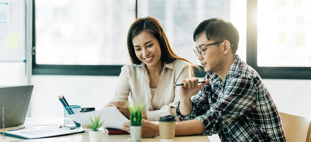 一群亚洲年轻有创造力的人快乐地享受欢笑和巨大的成功情感团队合作人们忙碌