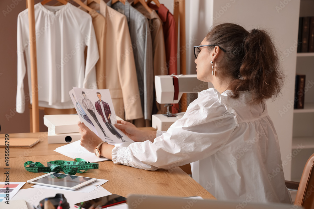 在工作室工作的年轻女性服装造型师