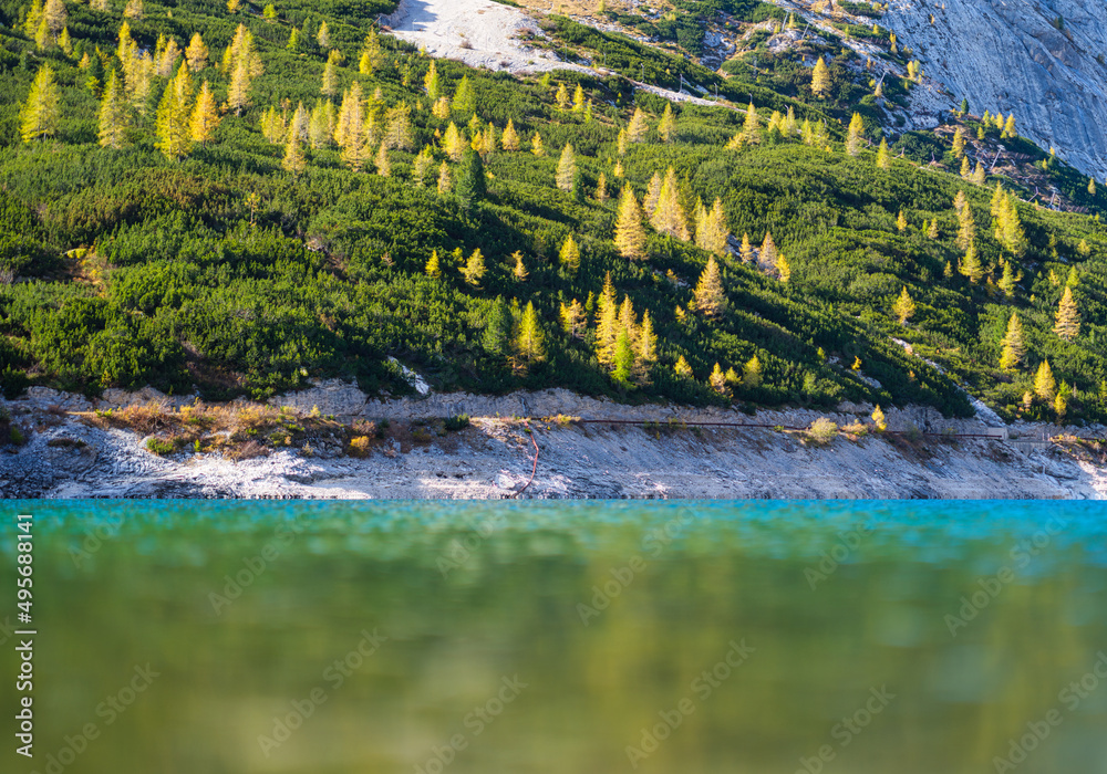 湖面上有森林和倒影的山脉。s期间高地的景观