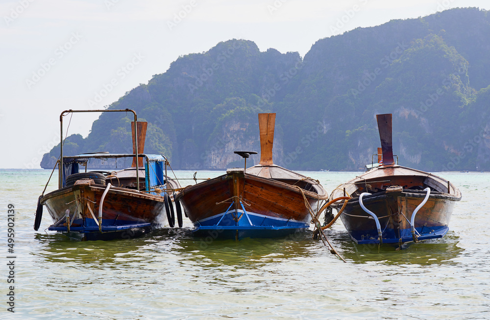 安达曼海上的漂流。拍摄一群漂浮在安达曼海的船只。