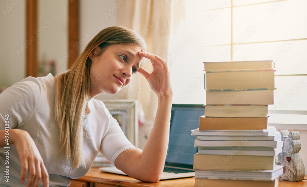 这就是我拖延的原因。一张年轻女子被一堆嘘声淹没的照片