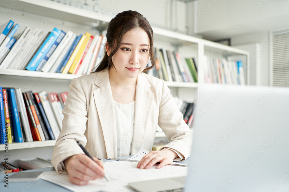 住宅の設計をする女性建築士