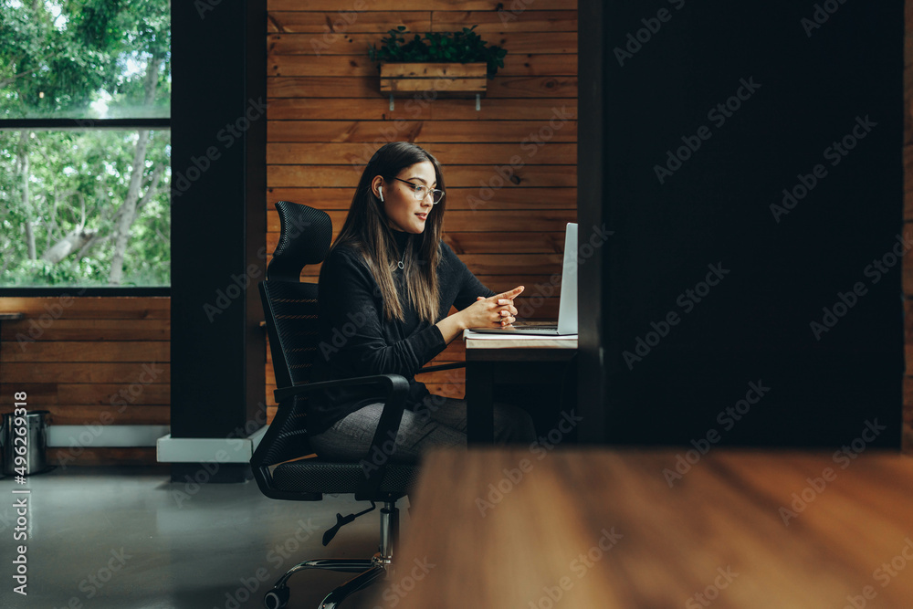 女性商务专业人士举行虚拟会议