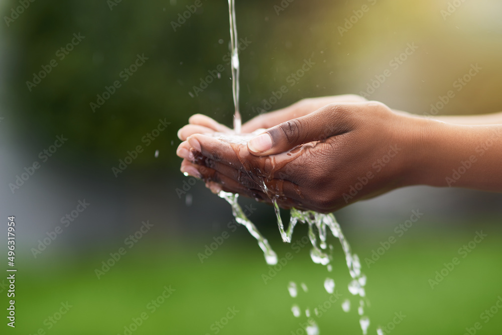 水…所有生命的源泉。一个女人在户外洗手的裁剪镜头。