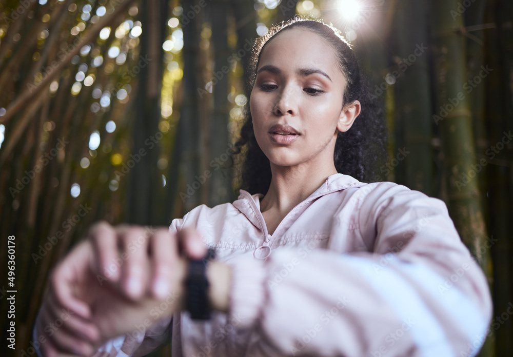 下次我会做得更好。一张运动型年轻女子检查手表的照片。