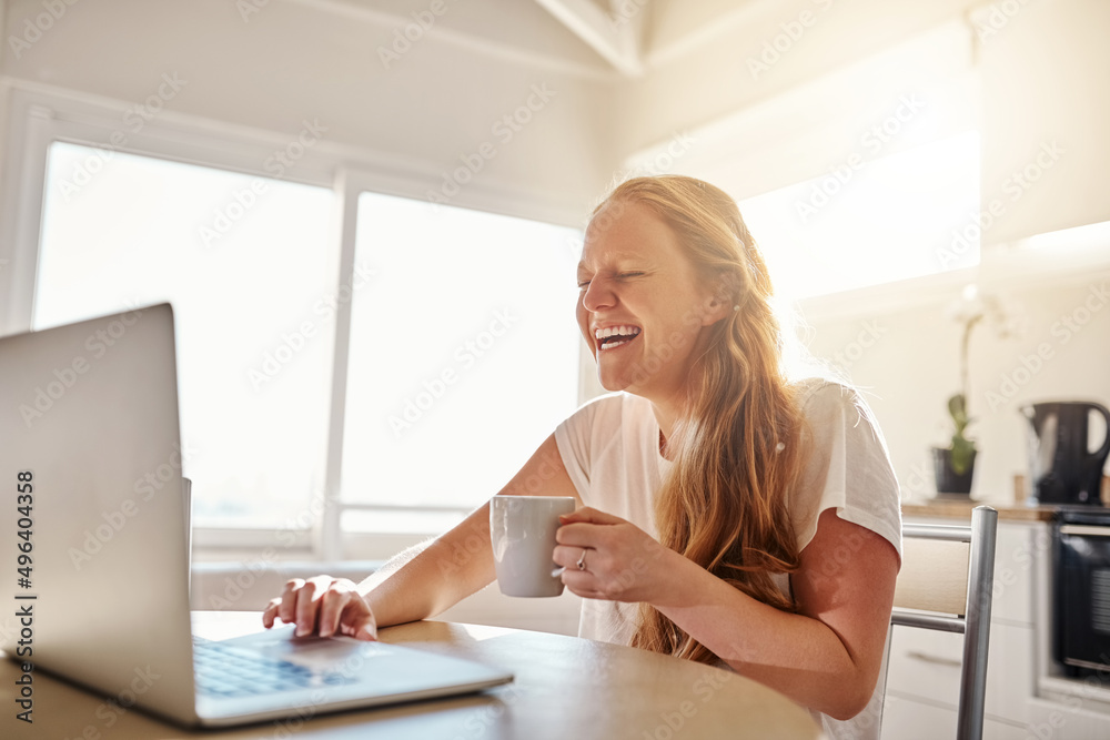 这些博客太有趣了。一个年轻女人在家的照片。