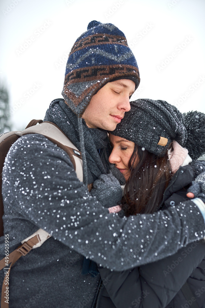 我会给你保暖的。一对幸福的年轻夫妇在雪地里享受的照片。