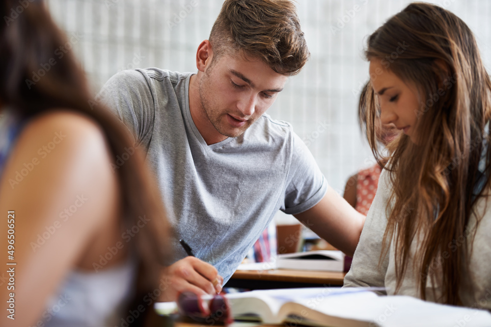 努力走向未来。大学课堂上的学生。