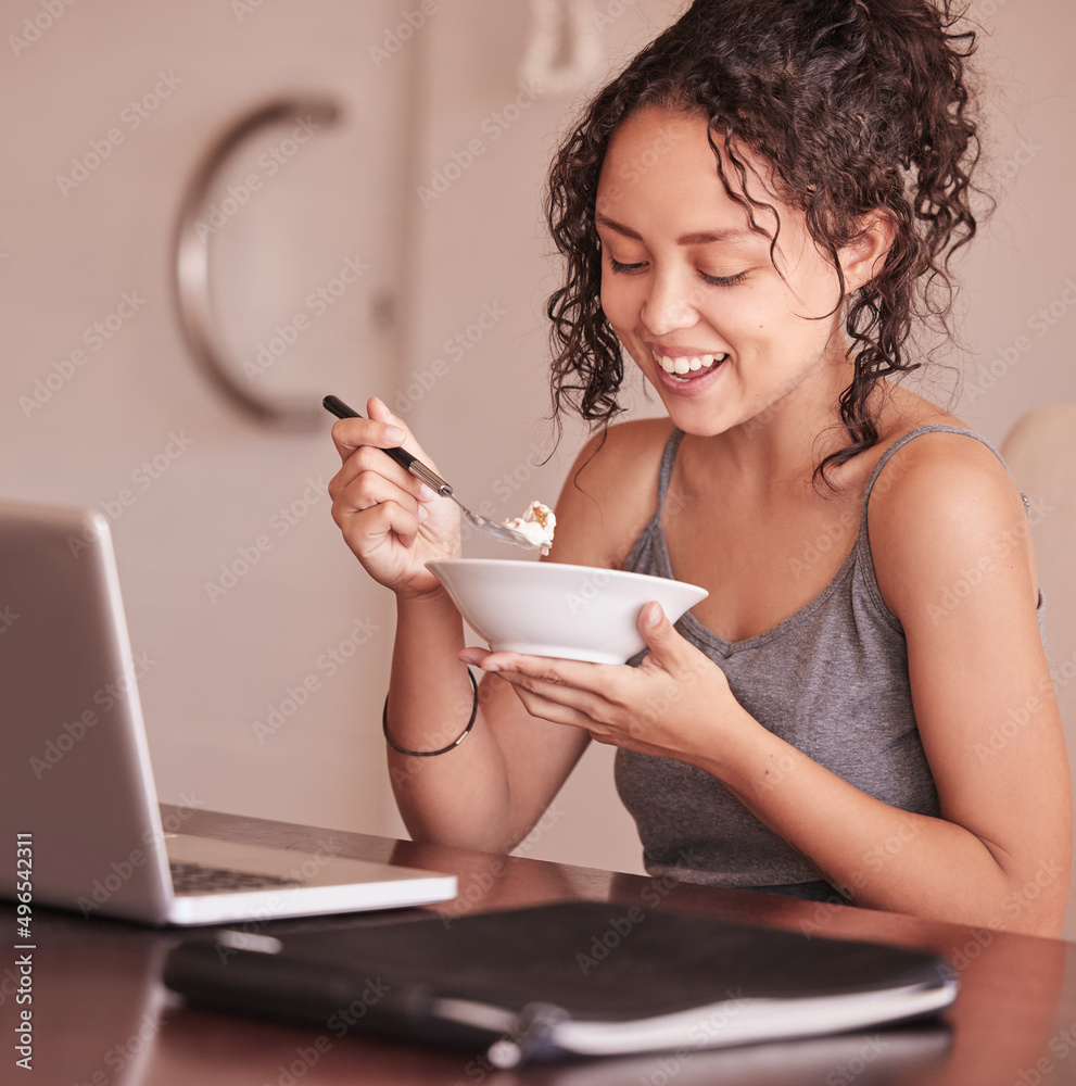 早餐后我总是心情好一些。一个女人坐在沙发上吃早餐的镜头