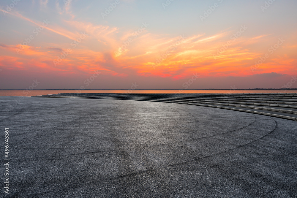 空旷的柏油路和天空日落的云朵背景