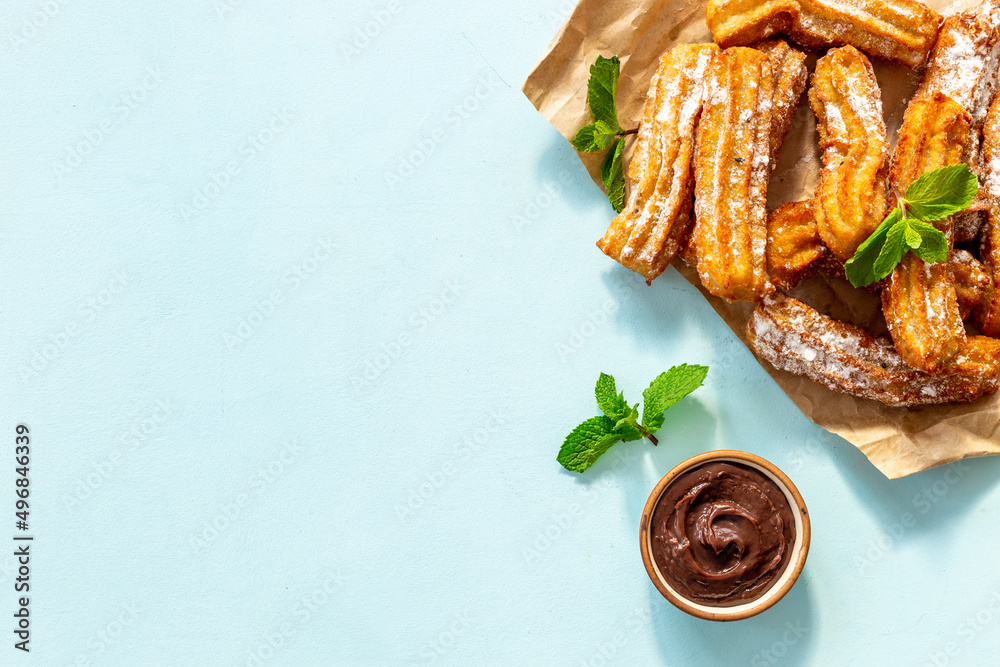 烤纸上的西班牙油条华夫饼，俯视图