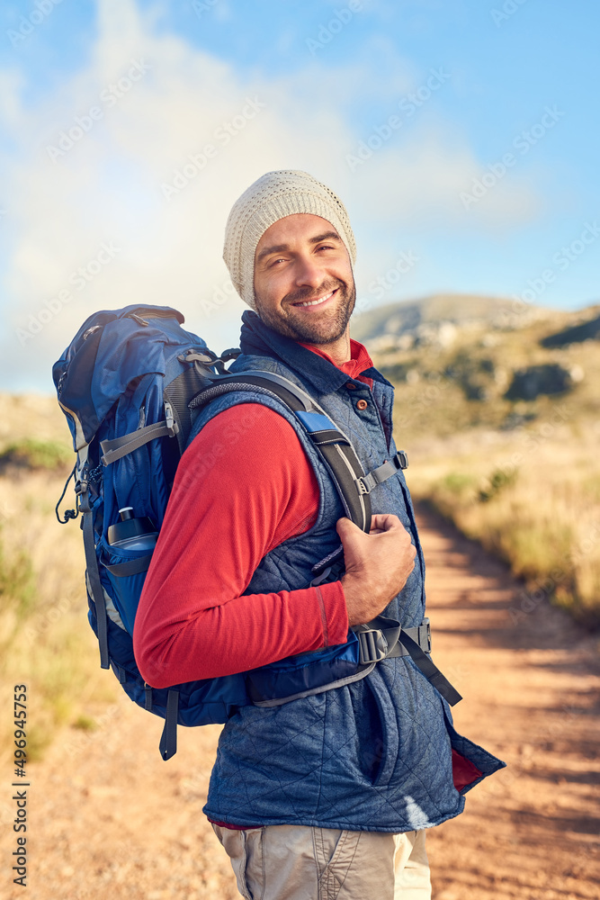 我要去看看这条小路通向哪里。嗨，一个快乐的徒步旅行者在登山路上的画像