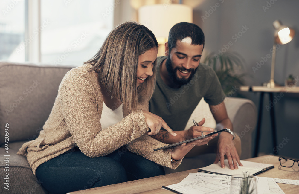 一次一次地改善他们的财务状况。一对年轻夫妇边走边唱数字平板电脑的镜头