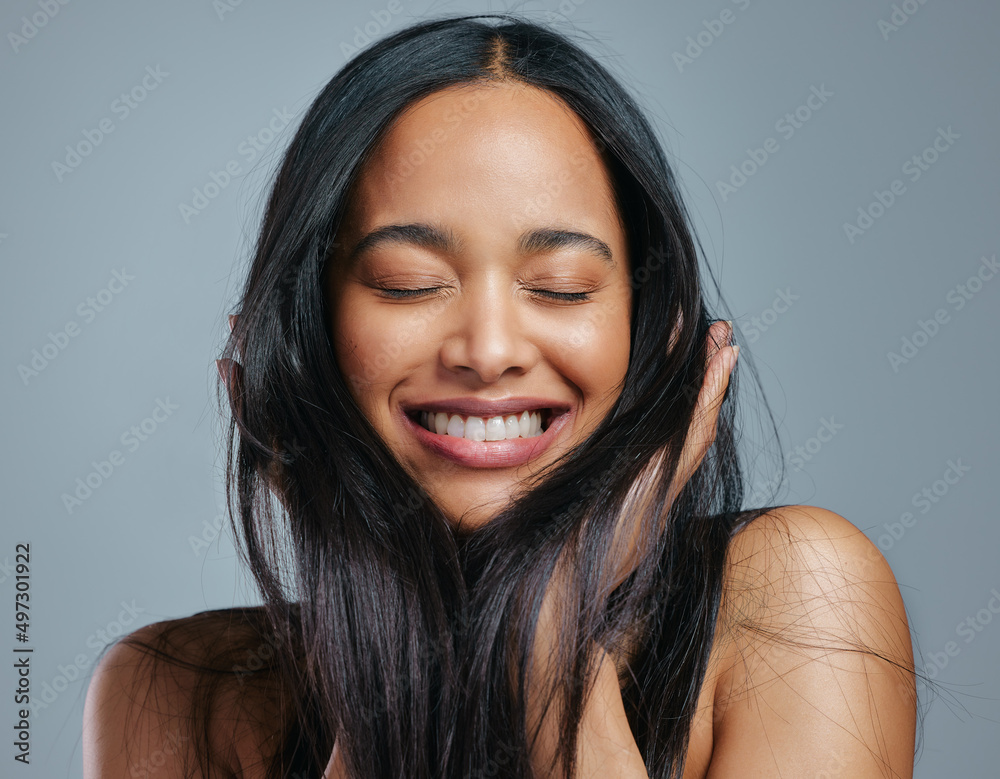 我总是给我的头发提供它所需要的所有营养。一位迷人的年轻女子摆姿势的工作室照片