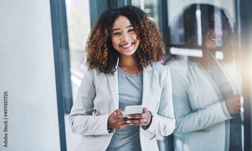 她是一位有人脉的企业家。一位年轻女商人在办公室用手机发短信的肖像