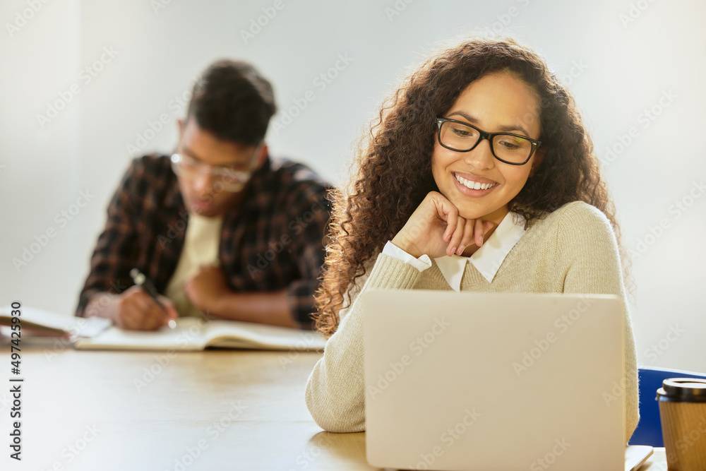 专注于她的学业。一个有魅力的年轻女大学生在做她的la的裁剪镜头