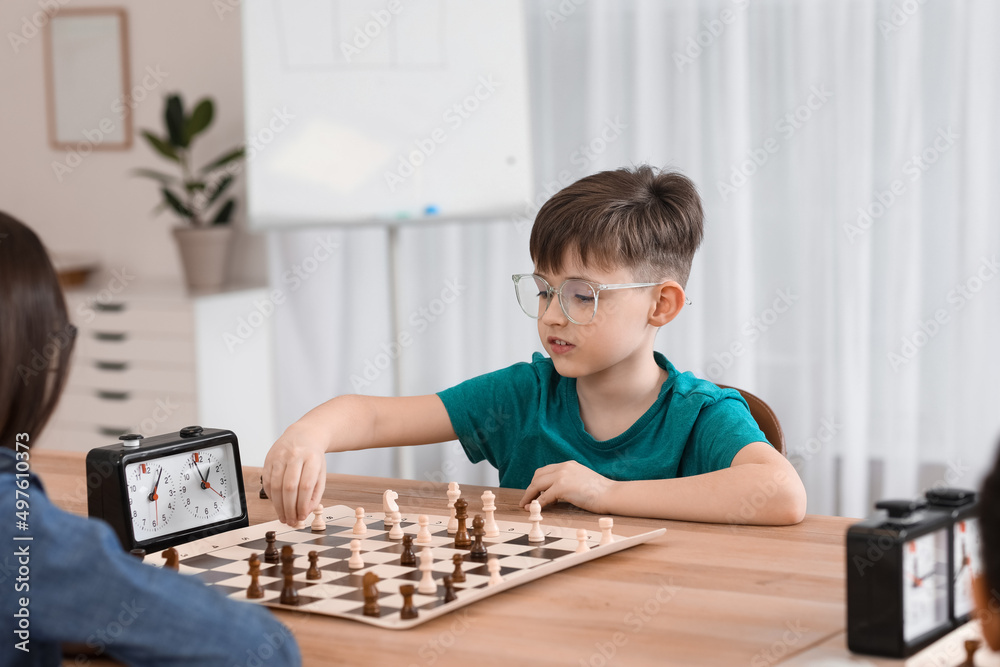 孩子们在俱乐部比赛期间下棋