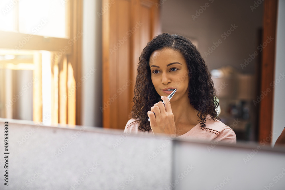 口腔卫生对她来说很重要。一位漂亮的年轻女子在英国刷牙的裁剪镜头