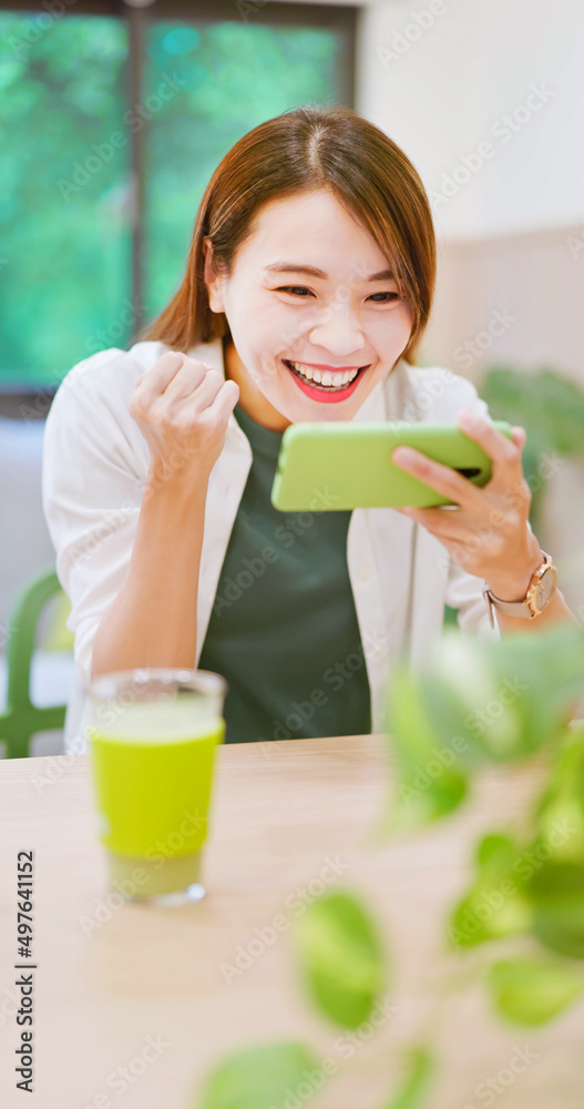 woman play mobile game