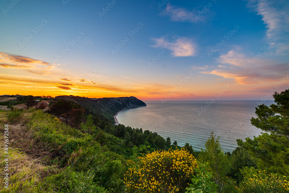 日落景观Conero自然公园引人注目的海岸岬岩石悬崖漂浮的大海美丽的天空