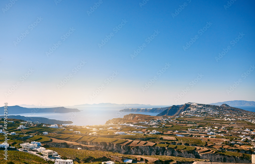 这片土地绵延数英里。地中海美丽海岸线景观的背景照片