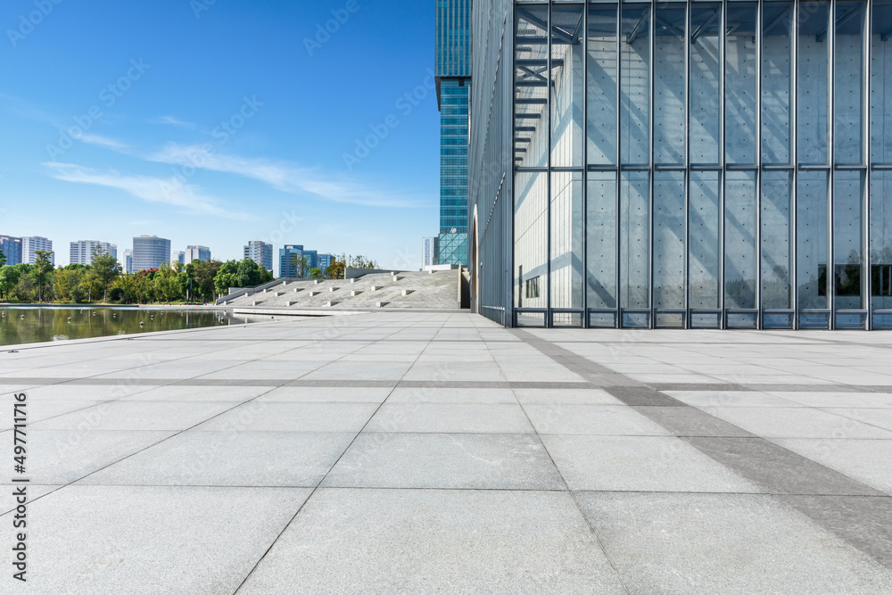 中国上海，空荡荡的广场和城市天际线与现代商业建筑。