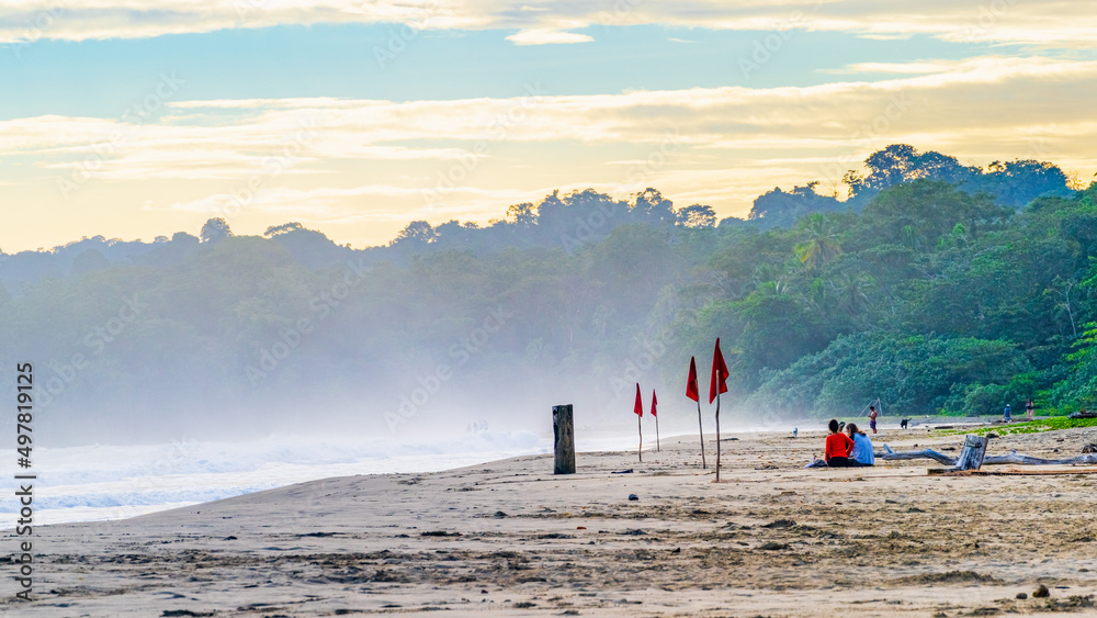 Playa Cocles日出，美丽的热带加勒比海滩，波多黎各，哥斯达黎加东海岸