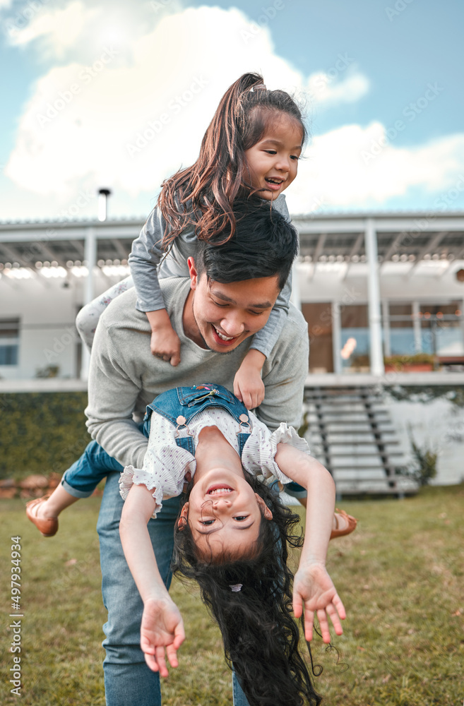 我们的父亲太有趣了。一个父亲在外面和两个年幼的女儿在一起的镜头。