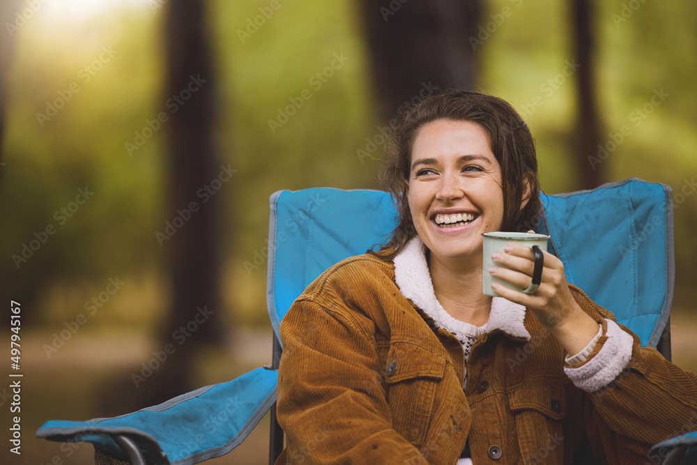 给我咖啡和叽叽喳喳的鸟，我会是最幸福的。一个女人坐着喝咖啡的镜头