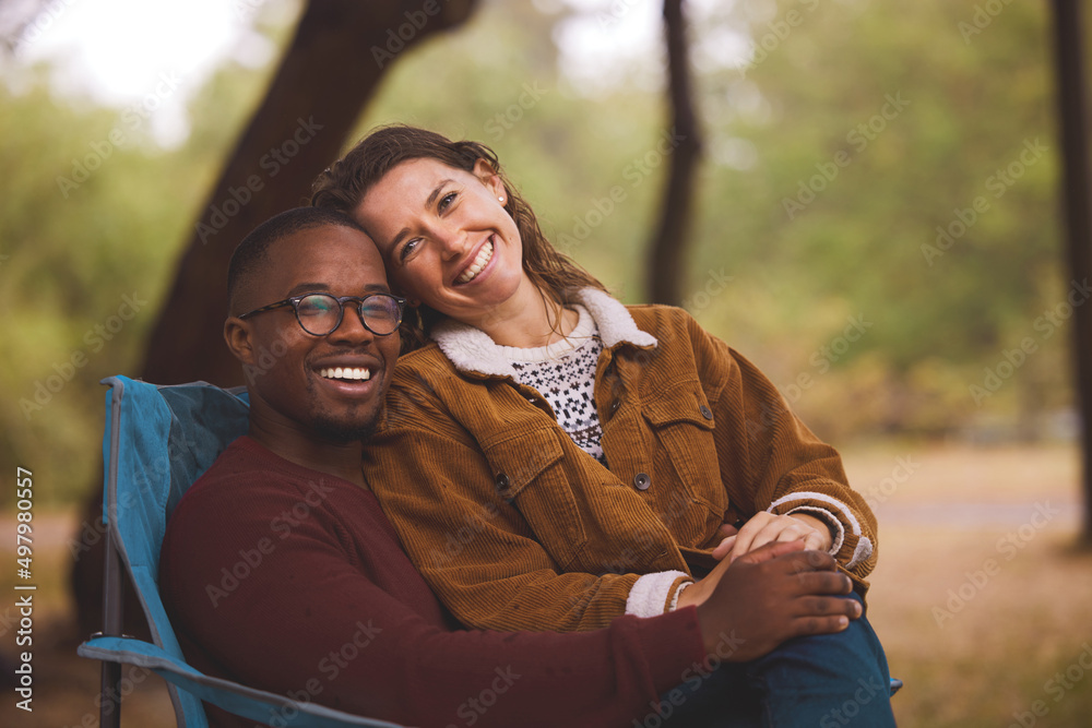 没有什么比你全神贯注更能说明我爱你了。一个女人坐在男朋友腿上的照片