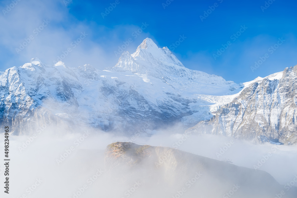 瑞士阿尔卑斯山的山景。山峰。自然景观。山脉和清澈的布鲁