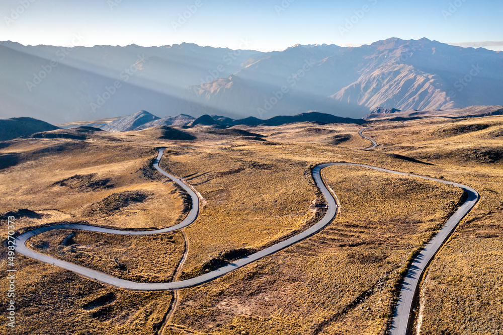 通往秘鲁安第斯山脉科尔卡峡谷的公路鸟瞰图