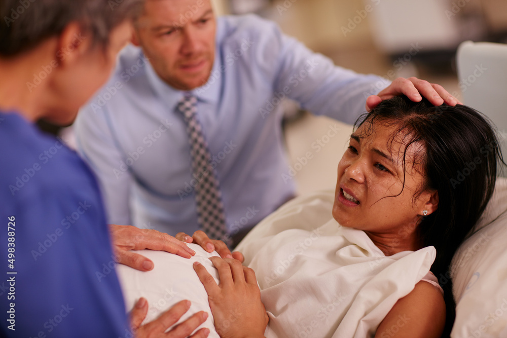 生孩子可能很难，但你也是。一名年轻女子与丈夫共进晚餐生孩子的照片