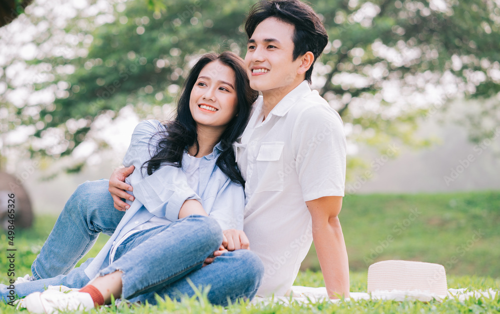 外面一对年轻的亚洲夫妇的肖像