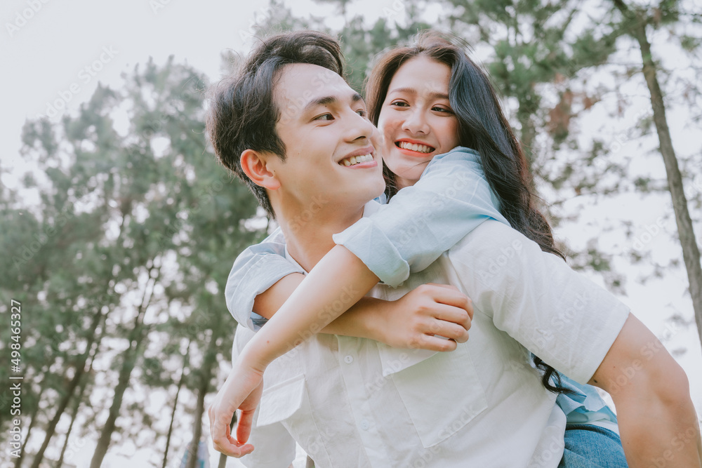 外面一对年轻的亚洲夫妇的肖像