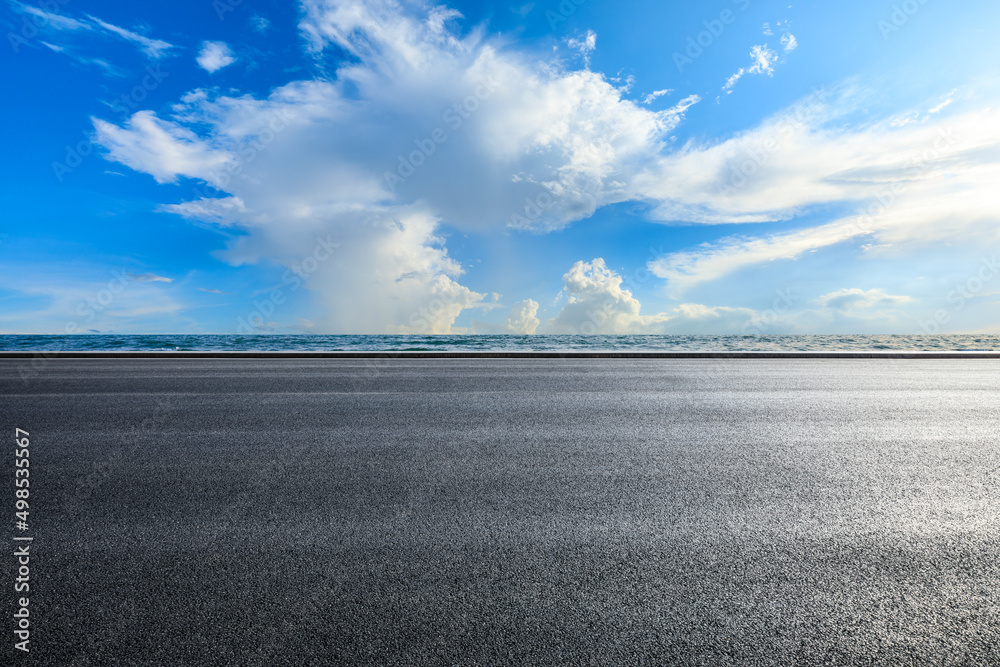 蓝天下湖边空旷的柏油路