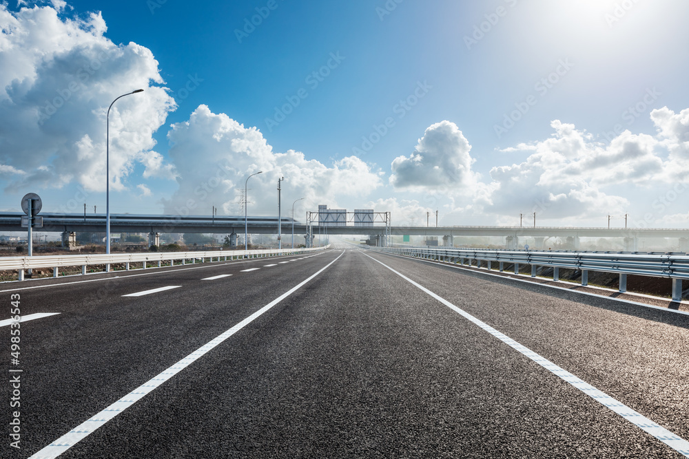 沥青公路和美丽的天云景观。道路和天云背景。