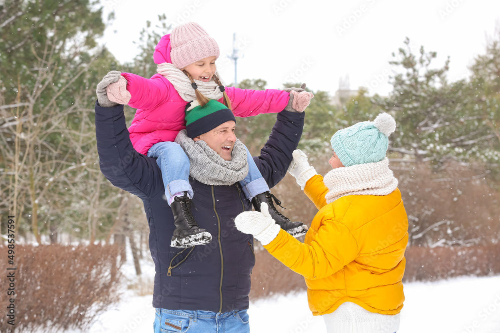 小女孩和爷爷奶奶在下雪的冬日玩得很开心