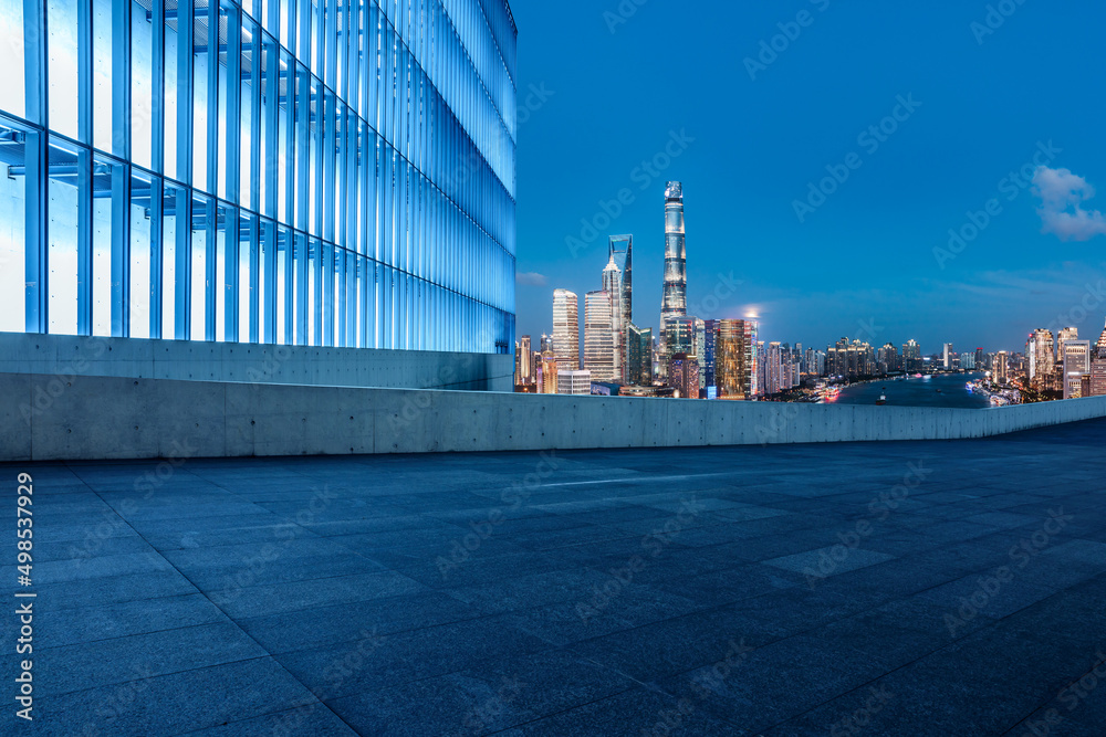 中国，夜晚的上海，空旷的广场层和城市天际线。