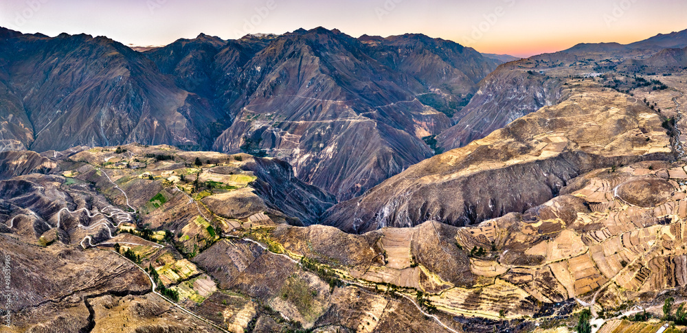 秘鲁科尔卡峡谷风景，世界上最深的峡谷之一